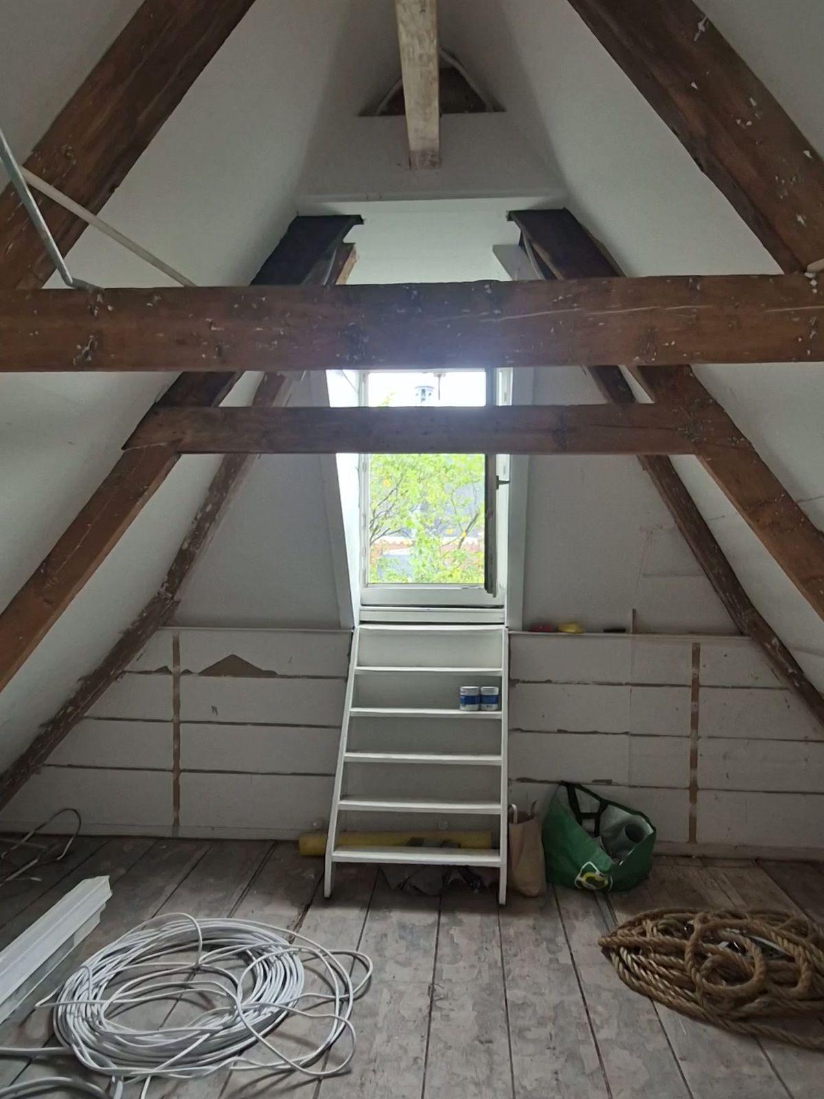 Zolder van een grachtenpand aan de Prinsengracht - balken ontdaan van oude verf - na de renovatie