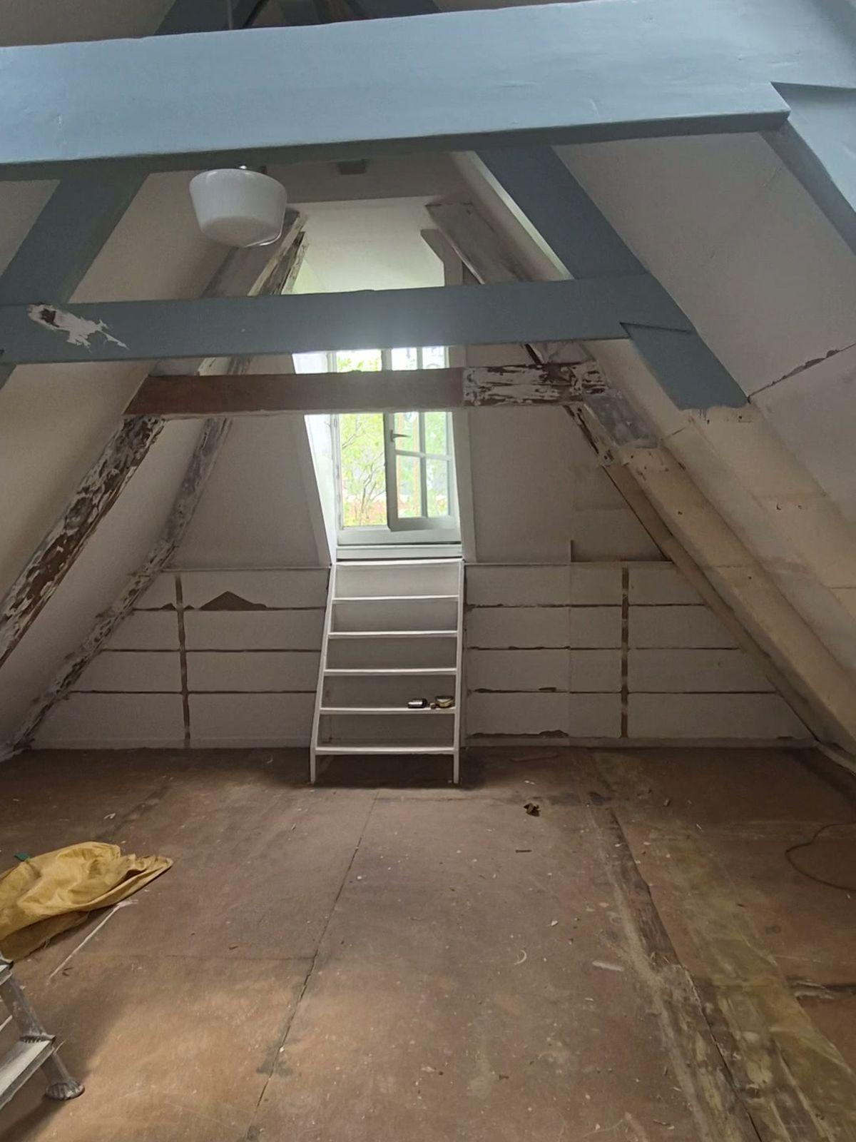 Zolder van een grachtenpand aan de Prinsengracht - balken ontdaan van oude verf - voor de renovatie