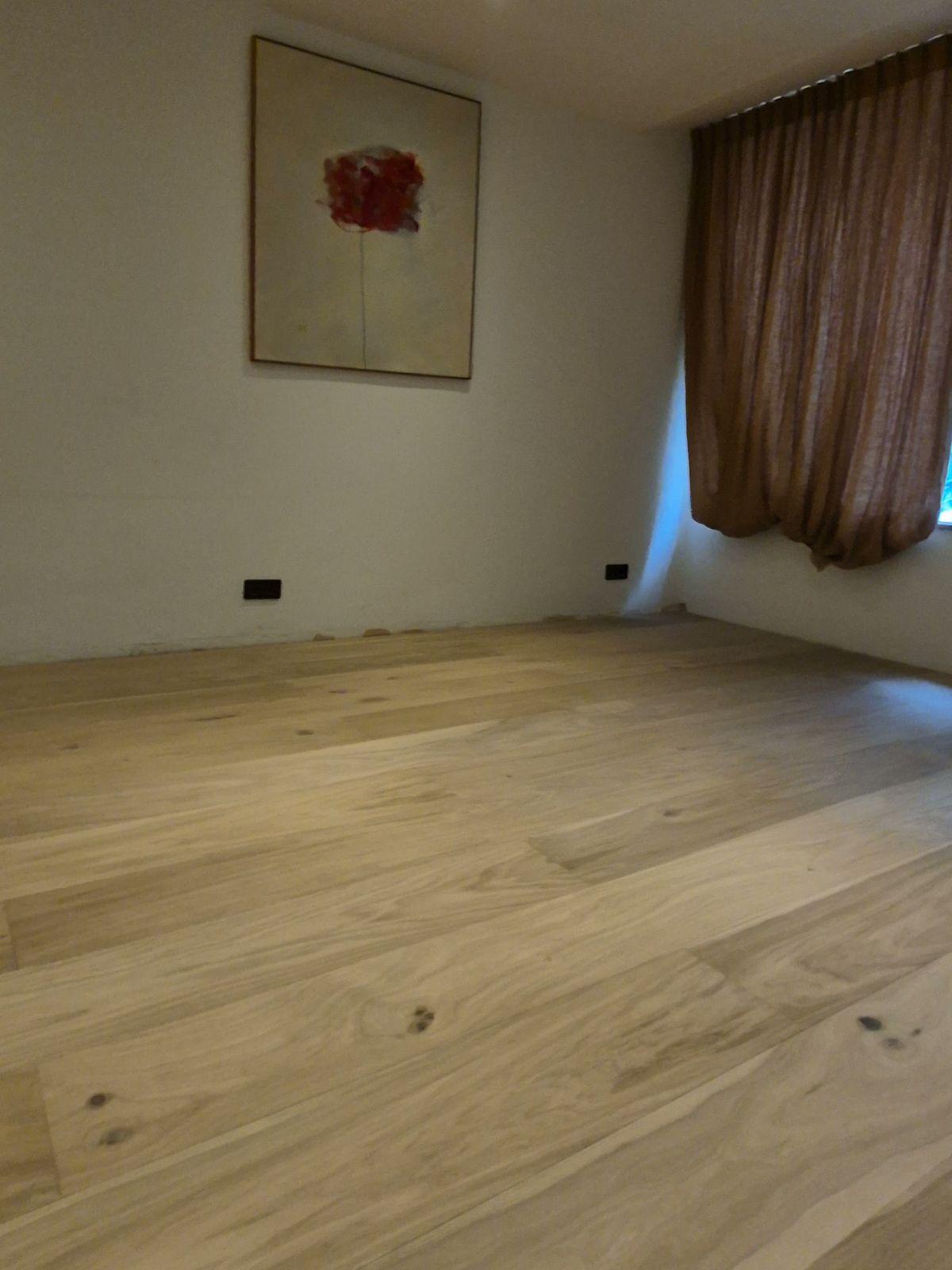 Kamer in een pand in de Jordaan - nieuwe brede vloerdelen - na de renovatie