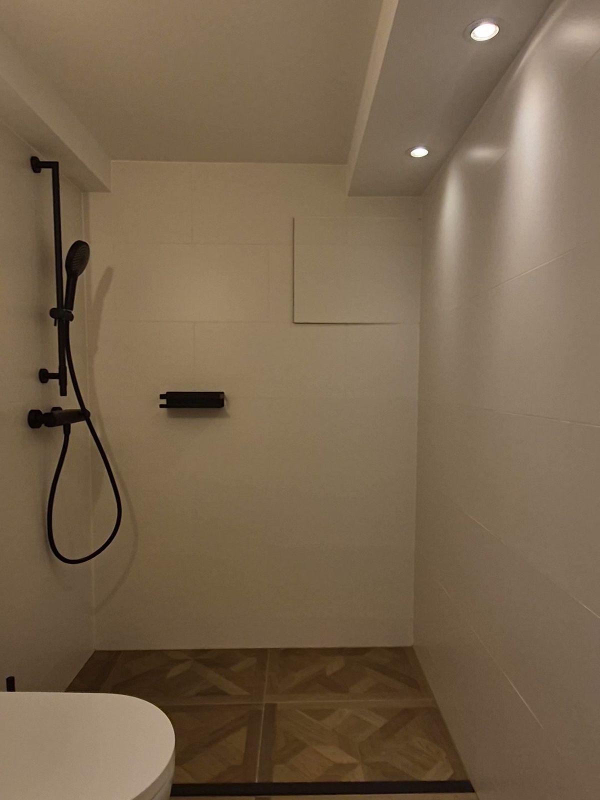 Doucheruimte in het souterrain van een woning over meerdere verdiepingen in Oud-Zuid - na de renovatie