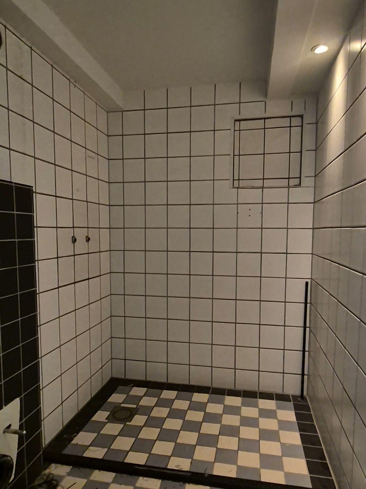 Doucheruimte in het souterrain van een woning over meerdere verdiepingen in Oud-Zuid - voor de renovatie