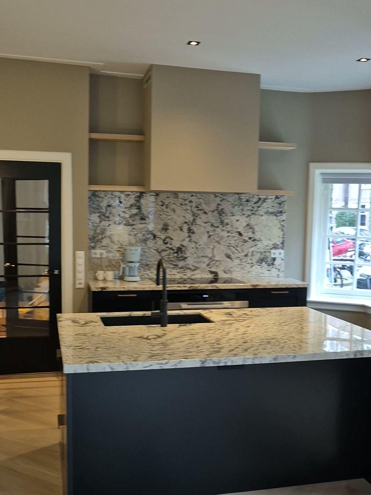 Keuken in een woning over meerdere verdiepingen in Oud-Zuid - na de renovatie